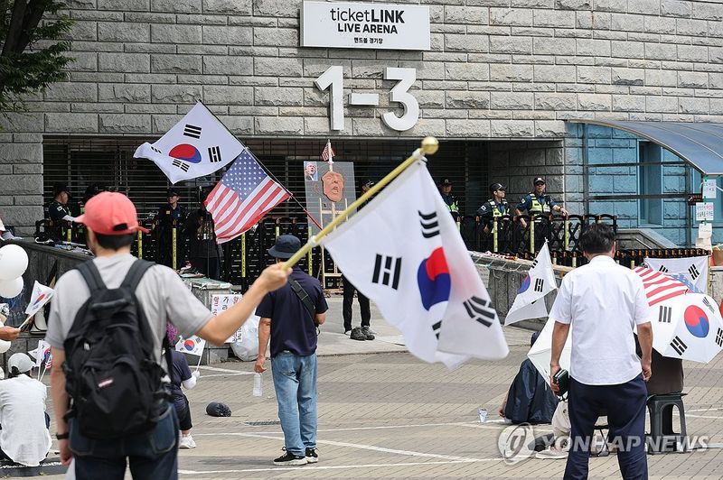 잠실 개표소 봉쇄 시위 18일차 (출처=연합뉴스)