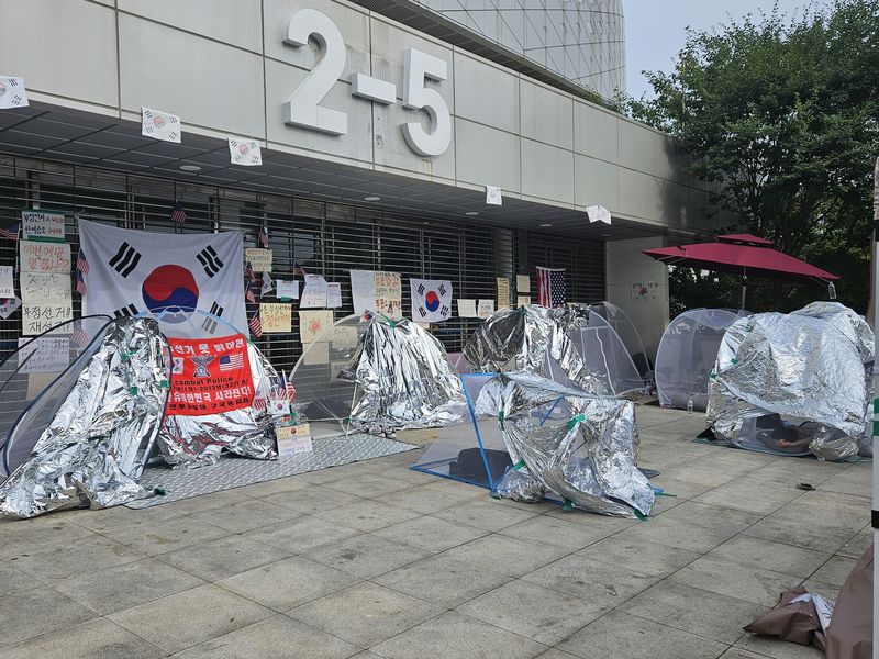 제9회 전국동시지방선거 투표용지 부족 사태를 규탄하는 개표소 봉쇄 시위가 18일째 이어지고 있는 22일 서울 송파구 올림픽공원 핸드볼경기장 출입구 앞에 모기장 텐트가 설치돼 있다. 2026.6.22 ⓒ 윤지오 수습 기자