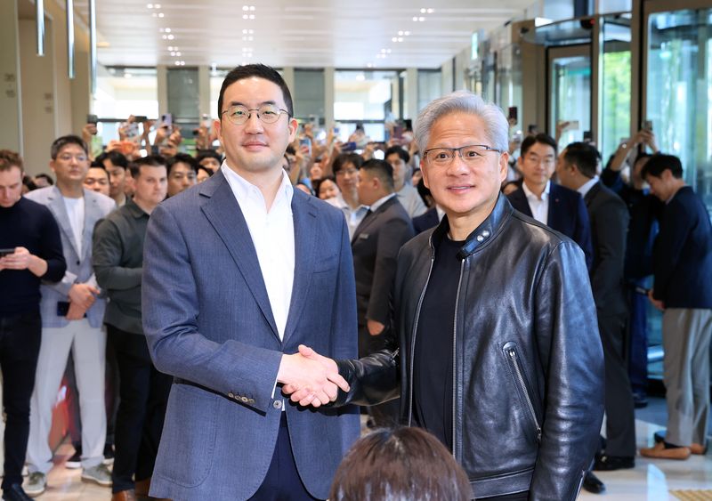 젠슨 황 엔비디아 최고경영자(CEO)와 구광모 LG회장이 8일 서울 영등포구 LG그룹 사옥에서 악수를 나누고 있다. 2026.6.8 ⓒ 뉴스1 이호윤 기자