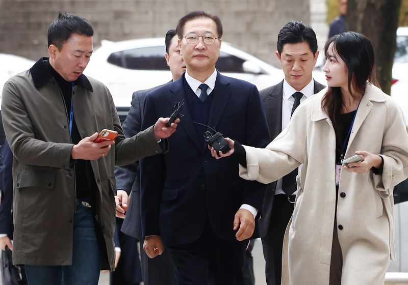 내란 중요임무 종사 및 직권남용 혐의로 구속영장이 청구된 박성재 전 법무부 장관이 13일 오전 서울 서초구 서울중앙지법에서 열린 구속 전 피의자 심문(영장실질심사)에 출석하고 있다. 2025.11.13 ⓒ 뉴스1 김민지 기자