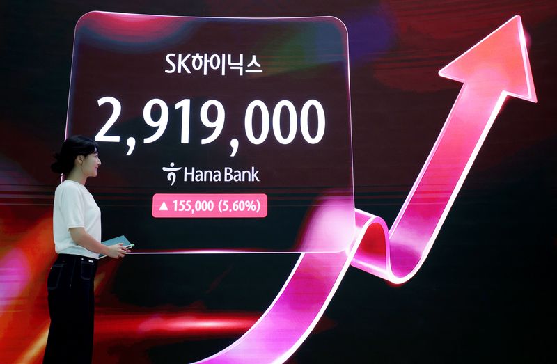SK하이닉스가 코스피 시가총액 1위 기업으로 올라선 22일 서울 중구 하나은행 딜링룸 전광판에 하이닉스 주가가 표시되고 있다. 코스피는 전 거래일(9052.42)보다 62.13포인트(0.69%) 오른 9114.55에, 코스닥 지수는 전 거래일(966.59)보다 1.81포인트(0.19%) 상승한 968.40에 거래를 마쳤다. 사진=뉴시스