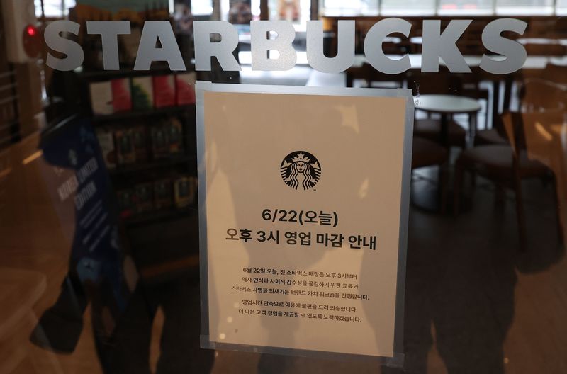불 꺼진 스타벅스 매장… 영업 조기 종료하고 역사 인식 교육