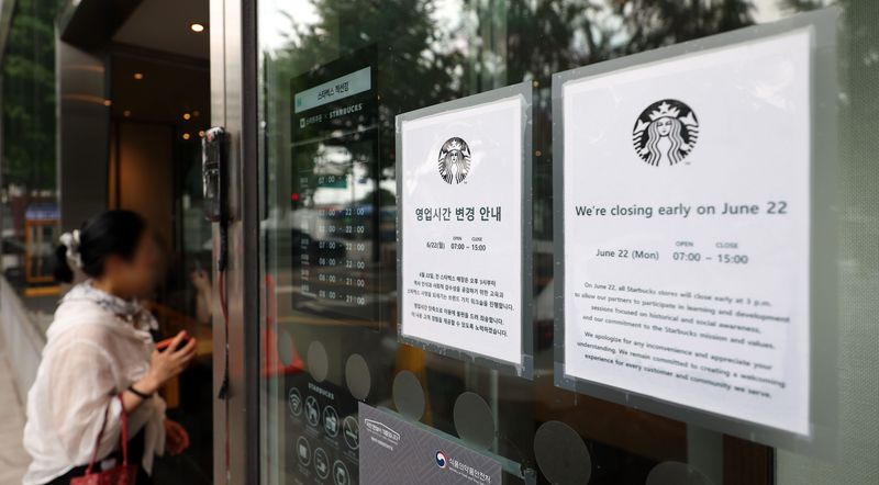 [서울=뉴시스] 김선웅 기자 = 22일 서울의 한 스타벅스 매장에 영업 조기종료 안내문이 붙어 있다.스타벅스는 이날 개점 이래 최초로 전 점포 영업을 오후 3시에 조기 종료하고 '탱크데이 마케팅 사태' 관련 역사인식·사회적감수성 교육을 진행한다. 2026.06.22. mangusta@newsis.com