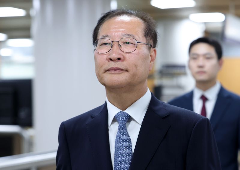[서울=뉴시스] 이영환 기자 = 12·3 비상계엄 선포 과정에 가담하고 김건희 여사 관련 수사를 무마하려 한 혐의로 재판을 받고 있는 박성재 전 법무부 장관이 22일 오후 서울 서초구 서울중앙지방법원에서 열린 선고 공판에 출석하고 있다. 2026.06.22. 20hwan@newsis.com