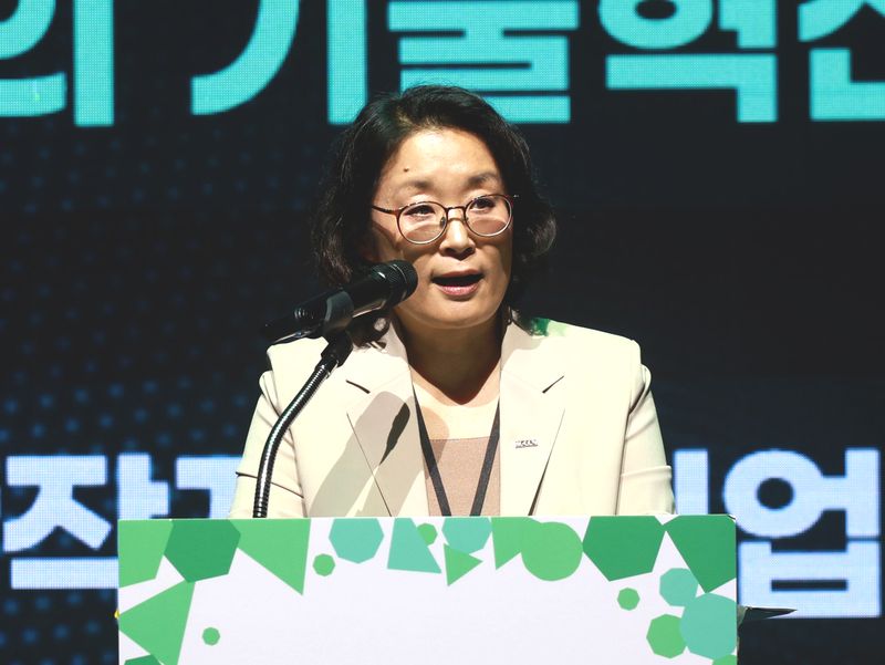 김윤지 한국콘텐츠진흥원 원장이 지난 17일 서울 광화문 CKL 스테이지에서 열린 '2026 콘텐츠산업포럼'에서 개회사를 하고 있다.