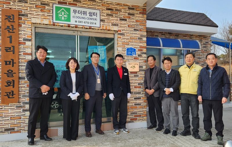 한국서부발전은 기후위기에 취약한 지역사회의 적응 역량을 높이고 에너지 복지를 강화하기 위해 지난 2020년부터 시작한 '기후위기 안심마을 조성사업'을 진행하고 있다. 한국서부발전이 충남 태안 진산1리 마을회관에서 진행한 지역 상생형 기후위기 대응 기념식에서 참석자들이 기념촬영을 하고 있다. 한국서부발전 제공