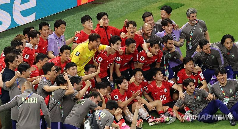 월드컵 첫 경기, 승리의 기념촬영 (출처=연합뉴스)
