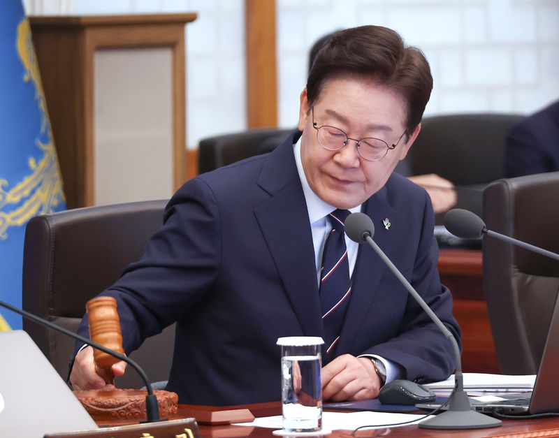 이재명 대통령이 지난 2일 청와대에서 열린 제24회 국무회의 겸 제11차 비상경제점검회의에서 의사봉을 두드리고 있다. (청와대통신사진기자단) 2026.6.2 ⓒ 뉴스1 이재명 기자