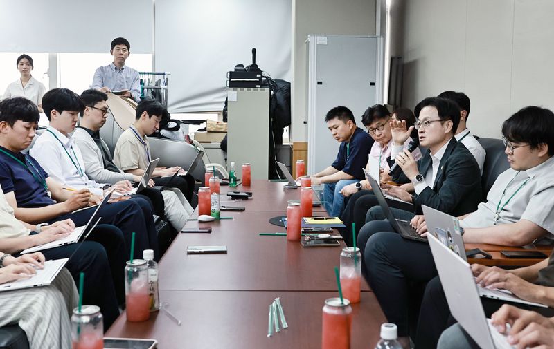 [세종=뉴시스]김정관 산업통상부 장관이 지난 22일 정부세종청사에서 카자흐·유럽·중동 출장 성과 관련 백브리핑을 갖고 기자들의 질문에 답변을 하고 있다.(사진=산업부 제공)