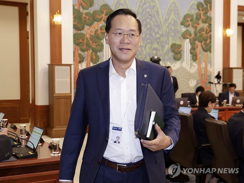 국무회의 입장하는 신임 민정수석 (출처=연합뉴스)