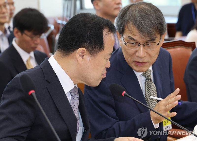 선관위 국조특위, 대화하는 노태악-위철환 (출처=연합뉴스)