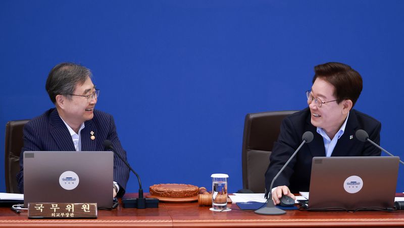 이재명 대통령이 지난 6월 23일 청와대에서 열린 국무회의 겸 비상경제점검회의에서 조현 외교부 장관과 대화하고 있다. 연합뉴스