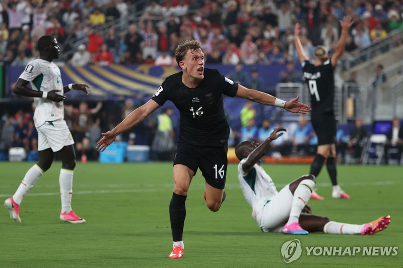 선제골을 터트란 노르웨이 페데르손이 기뻐하는 모습. (출처=연합뉴스)