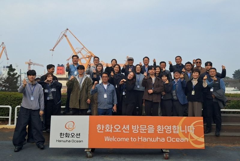제주대학교 관계자들이 제주형 MRO산업 구축과 인재양성을 위한 지·산·학·연 협력 전략 현장 세미나에서 한화오션을 방문했다. 제주대는 산업 현장과 교육과정을 연결하는 제주형 인재양성 모델을 모색하고 있다. /사진=제주대학교 제공