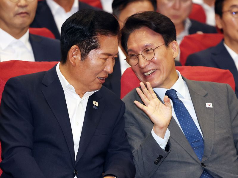 김민석 국무총리와 정청래 더불어민주당 대표가 21일 오후 서울 여의도 국회 의원회관에서 열린 '2026 6·3지방선거 단체장 당선자 워크숍'에서 대화를 나누고 있다. 2026.6.21 ⓒ 뉴스1 황기선 기자