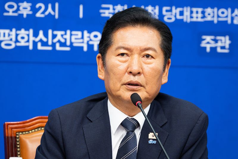 정청래 더불어민주당 대표가 22일 서울 여의도 국회에서 열린 더불어민주당 한반도평화신전략위원회 주최 긴급 국제정세 토론회 '격동하는 2026 이란 전쟁, 북중정상회담 그리고 한반도'에서 인사말을 하고 있다. 2026.6.22 ⓒ 뉴스1 유승관 기자