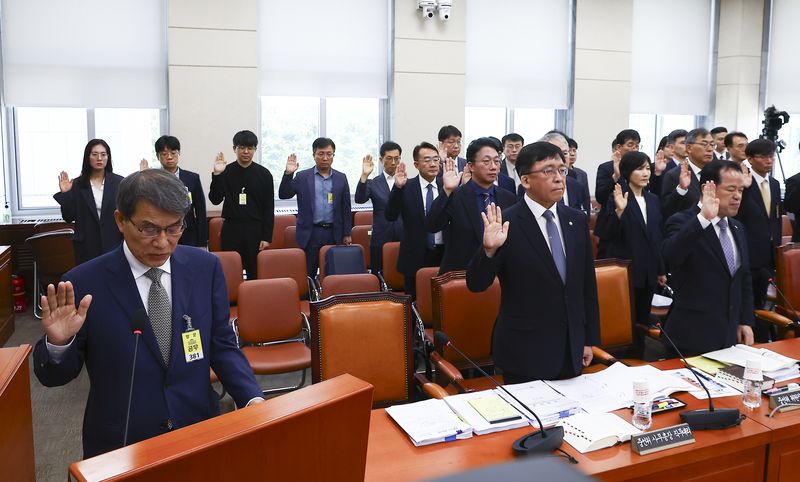 [서울=뉴시스] 김근수 기자 = 노태악(왼쪽) 전 중앙선거관리위원회 위원장이 23일 오전 서울 여의도 국회에서 열린 투표용지 부족사태 등 국민 참정권 침해 진상규명 및 선거관리 개혁을 위한 국조특위 전체회의에서 증인선서를 하고 있다. 2026.06.23. ks@newsis.com
