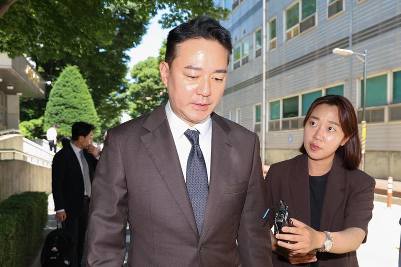 홍정도 중앙그룹 부회장이 23일 서울 서초구 서울회생법원에서 열린 중앙그룹 계열사 기업 회생신청 대표자 심문을 마친 뒤 법원을 나서고 있다. 사진=뉴시스
