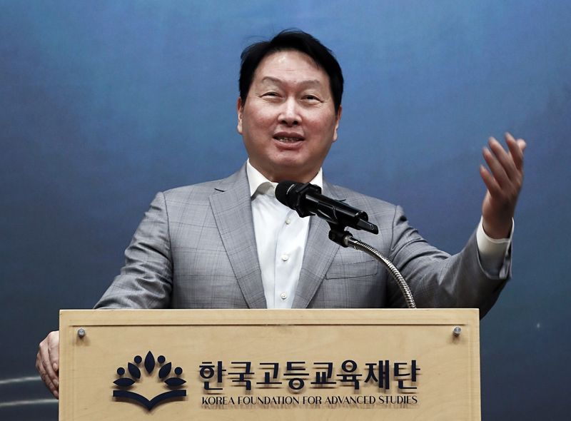 최태원 SK회장 겸 한국고등교육재단 이사장이 22일 서울 강남구 한국고등교육재단(KFAS) 빌딩에서 열린 신진학자상·해외유학장학증서 수여식에서 격려인사를 하고 있다. SK 제공