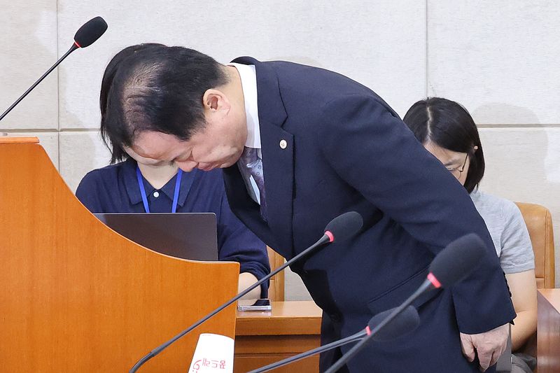 위철환 중앙선관위원장 직무대행이 23일 오전 서울 여의도 국회에서 열린 제9회전국동시지방선거투표용지부족 사태 등 국민참정권침해진상규명 및 선거관리개혁을 위한 국정조사 특별위원회에서 인사하고 있다. 2026.6.23 ⓒ 뉴스1 신웅수 기자