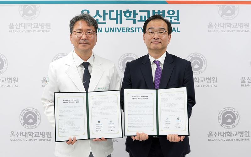 장원영 제주대학교병원장(오른쪽)과 박종하 울산대학교병원장(왼쪽)이 지난 22일 울산대병원에서 의료발전을 위한 상호협력 협약을 체결한 뒤 협약서를 들어 보이고 있다. 양 기관은 공동 프로젝트 기획, 인력·정보·기술 교류, 의료전문 인재양성, 연구·학술 교류 등을 추진한다. /사진=제주대학교병원 제공