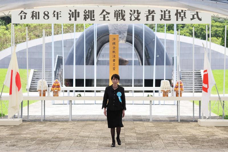 일본의 다카이치 사나에 총리가 지난 23일 일본 오키나와현 이토만에서 열린 '위령의 날' 행사에서 헌화한 뒤 돌아 나가고 있다. 오키나와에서는 태평양 전쟁 막바지였던 1945년 6월 23일 오키나와 전투 종료일을 기념하여 매년 추모 행사가 열린다.AFP연합뉴스
