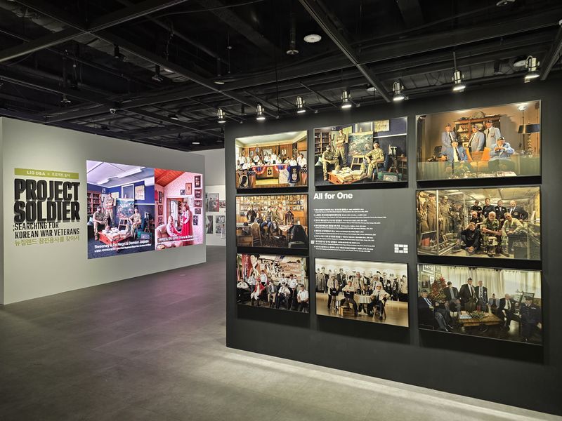 LIG D&A가 창사 50주년을 맞아 한국전 참전용사 헌정 사진전을 개최했다. LIG D&A 창사 50주년 기념 한국전 참전용사 헌정 사진전 전시 모습. LIG D&A 제공