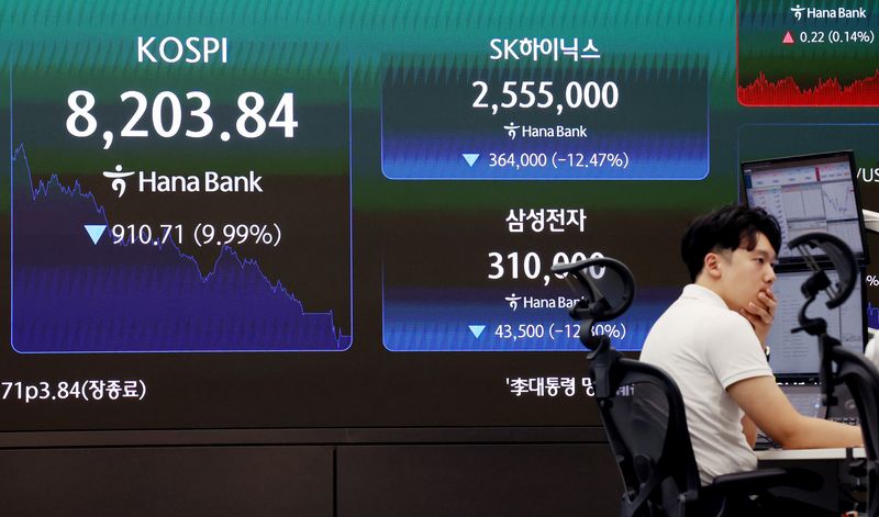 [서울=뉴시스] 김진아 기자 = 코스피가 10% 급락하며 8200선에서 마감한 23일 서울 중구 하나은행 딜링룸에서 딜러들이 업무를 보고 있다. 코스피는 전 거래일(9114.55)보다 910.71포인트(9.99%) 하락한 8203.84에, 코스닥 지수는 전 거래일(968.40)보다 76.88포인트(7.94%) 내린 891.52에 거래를 마쳤다. 2026.06.23. bluesoda@newsis.com