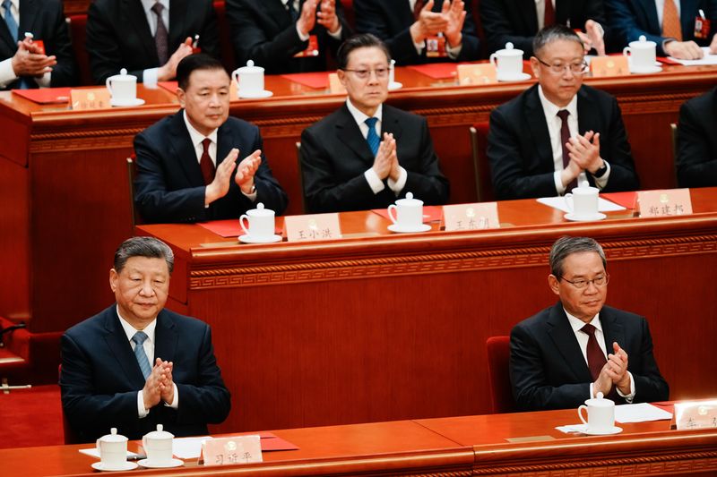 [베이징=AP/뉴시스] 시진핑(왼쪽) 중국 국가주석이 11일(현지 시간) 중국 베이징 인민대회당에서 열린 중국인민정치협상회의(정협·CPPCC) 폐막식에 참석해 리창 국무원 총리와 함께 박수하고 있다. 중국 최대 정치행사 양회의 한 축인 정협이 이날 폐막했고 나머지 하나인 전국인민대표회의(전인대·NPC)는 12일 폐막한다. 2026.03.11.