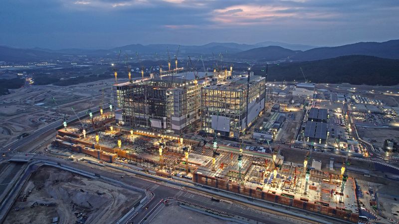 세계적인 차세대 반도체 생산기지가 될 삼성전자 경기 평택캠퍼스와 SK하이닉스 용인 반도체 클러스터 건설현장이 어둠 속에서도 환하게 빛나고 있다. 평택과 용인의 '불빛'은 한국의 미래 성장엔진이자 안보를 지키는 '코리안 실리콘 방패'로 거듭날 전망이다. 삼성전자는 평택 P5 공장을 비롯해 오는 2028년까지 국내에 450조원을 투자한다. SK하이닉스는 용인에 최대 600조원을 투입한다. 이들 글로벌 K반도체 회사의 천문학적인 국내 투자로 한국 경제의 위상은 한층 높아질 전망이다. 삼성전자 평택캠퍼스 P5 팹 건설현장(위쪽 사진)과 S