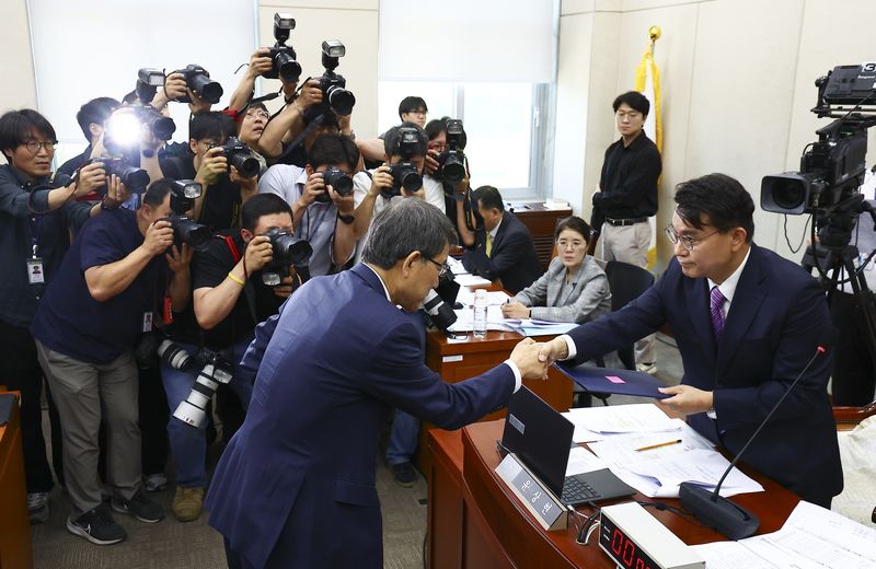 [서울=뉴시스] 김근수 기자 = 노태악(왼쪽) 전 중앙선거관리위원회 위원장이 23일 오전 서울 여의도 국회에서 열린 투표용지 부족사태 등 국민 참정권 침해 진상규명 및 선거관리 개혁을 위한 국조특위 전체회의에서 윤상현 특조위원장에게 증인 선서문을 전달하고 있다. 2026.06.23. ks@newsis.com
