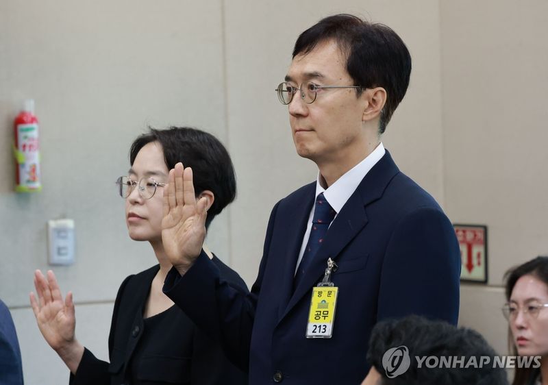 선서하는 오민석 전 서울시선관위원장, 민소영 전 송파구선관위원장 (출처=연합뉴스)