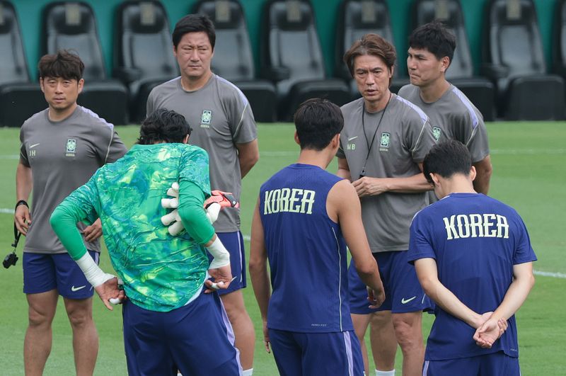 대한민국 축구 국가대표팀 홍명보 감독이 23일(현지시간) 멕시코 몬테레이 유니버시티 스타디움에서 남아공과 조별리그 최종전을 앞두고 훈련에 앞서 선수들과 대화를 나누고 있다.뉴스1