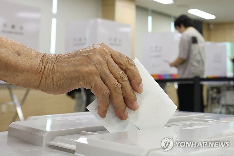 투표하는 노인 (출처=연합뉴스)