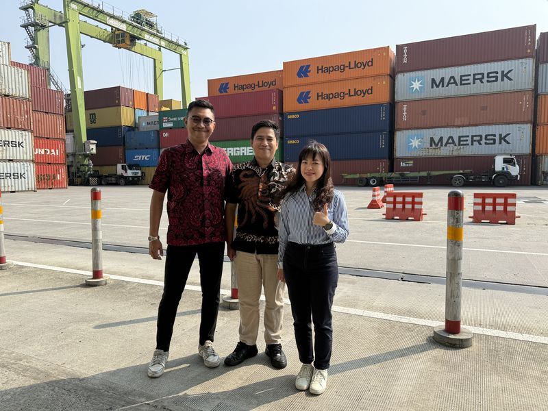 30일 자카르타 북부 탄중프리옥(Tanjung Priok)항 안쪽 뉴 프리옥 컨테이너 터미널1(NPCT1)에서 루쓰피(Luthfi) NPCT1 시니어 키어카운트(왼쪽부터), 무하마드 아이아스(Muhammad Aiyas) 매니저, 리디아 테나타(Lydia Thenata) NPCT1 커머셜 헤드가 포즈를 취하고 있다. 사진=강구귀 기자