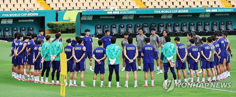 훈련 지도하는 홍명보 감독.연합뉴스