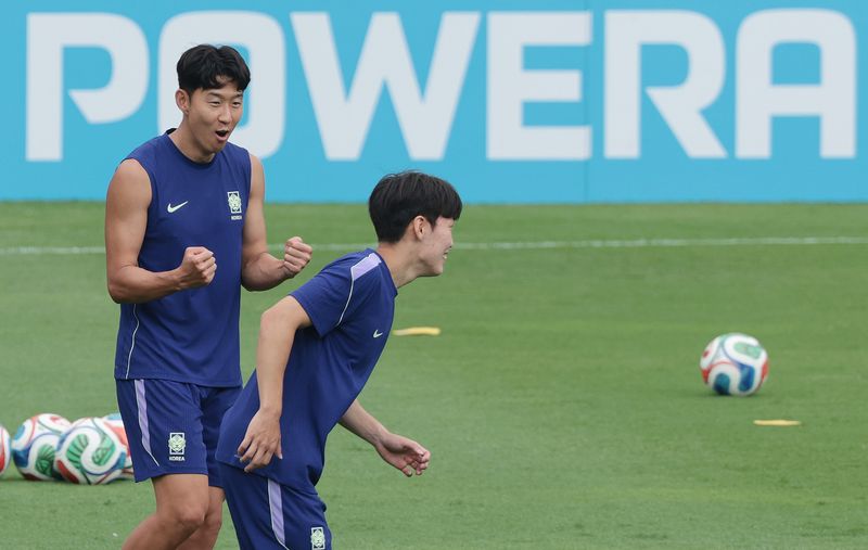 대한민국 축구 국가대표팀 주장 손흥민이 23일(현지시간) 멕시코 몬테레이 유니버시티 스타디움에서 남아공과 조별리그 최종전을 앞두고 훈련중 후배를 응원하고 있다. 2026.6.24 ⓒ 뉴스1 박지혜 기자 /사진=뉴스1