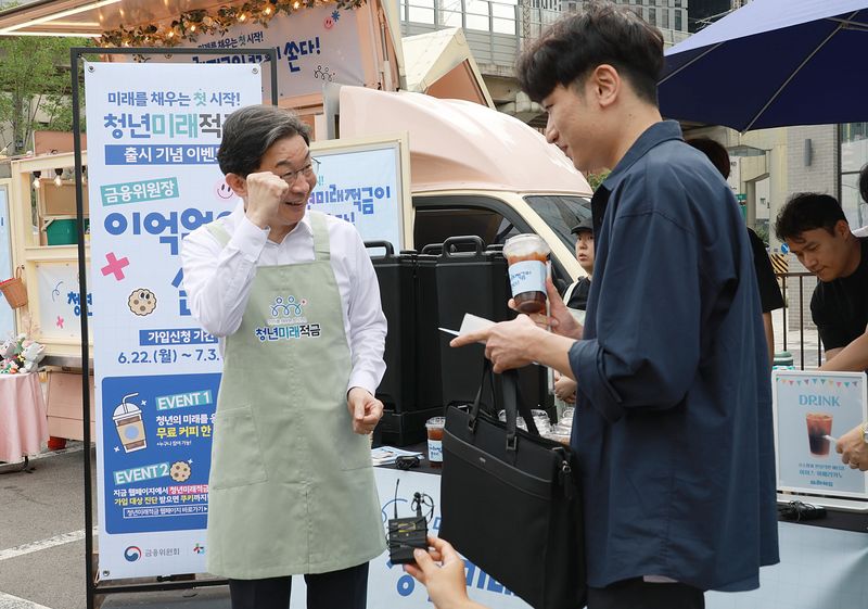 이억원 금융위원장이 '청년미래적금' 가입 신청 첫날인 22일 서울 성동구 성수동 일대에서 출근길 청년들에게 직접 커피를 나눠주며 청년미래적금을 홍보하고 있다. (금융위원회 제공. 재판매 및 DB금지) 2026.6.22 ⓒ 뉴스1