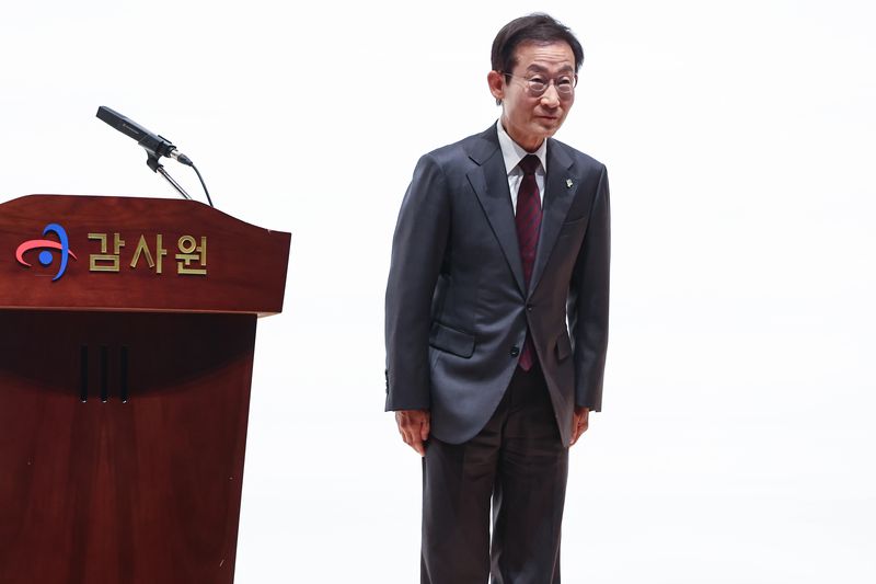 김호철 감사원장이 24일 서울 종로구 감사원에서 열린 기자간담회에서 참석해 인사하고 있다. 뉴스1