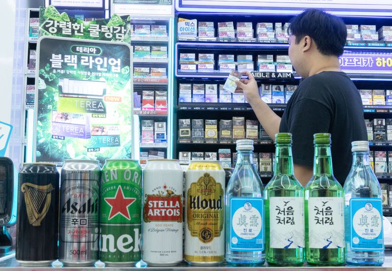 서울의 한 편의점에서 직원이 업무를 보고 있는 모습. 2023.6.27 ⓒ 뉴스1 이재명 기자