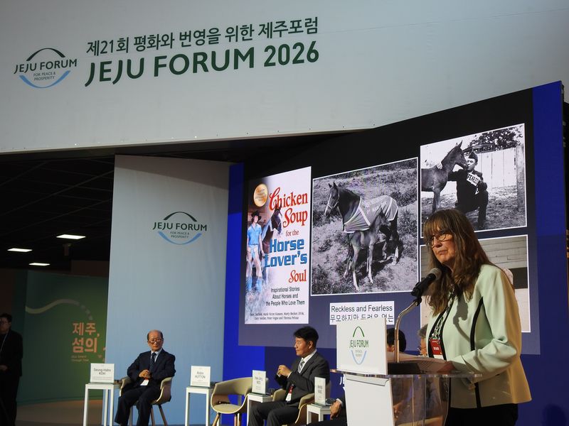 지난 6월24일 제주돌문화공원 설문대할망전시관에서 열린 제21회 제주포럼 특별세션 '제주 군마 레클리스가 전하는 글로벌 협력의 메시지'에서 '레클리스' 저자 로빈 허튼이 기조발표를 하고 있다. 제주연구원은 레클리스 세션처럼 제주의 역사·문화 서사를 국제 의제와 연결한 프로그램을 제주포럼의 차별화된 성과로 평가하고 정례화를 제안했다. 사진=뉴시스