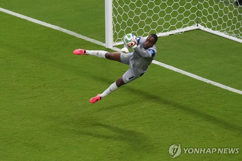 선방하는 민주콩고 골키퍼 음파시. (출처=연합뉴스)