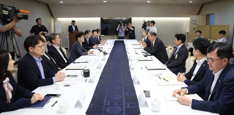 [서울=뉴시스] 조수정 기자 = 김정관 산업통상부 장관이 23일 오후 서울 종로구 정부서울청사에서 한미전략투자사업관리위원회 회의를 주재하고 있다. 2026.06.23. chocrystal@newsis.com