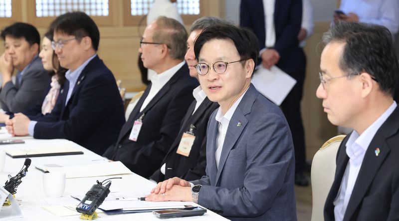 [서울=뉴시스] 조수정 기자 = 김정관 산업통상부 장관이 23일 오후 서울 종로구 정부서울청사에서 한미전략투자사업관리위원회 회의를 주재하고 있다. 2026.06.23. chocrystal@newsis.com