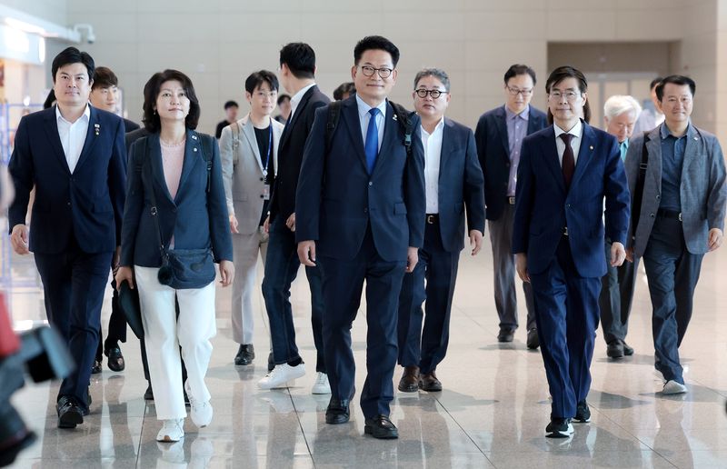 송영길 더불어민주당 의원이 국회의장 특사자격으로 23일 오전 인천공항을 통해 미국으로 출국하고 있다. 2026.6.23 ⓒ 뉴스1 권현진 기자