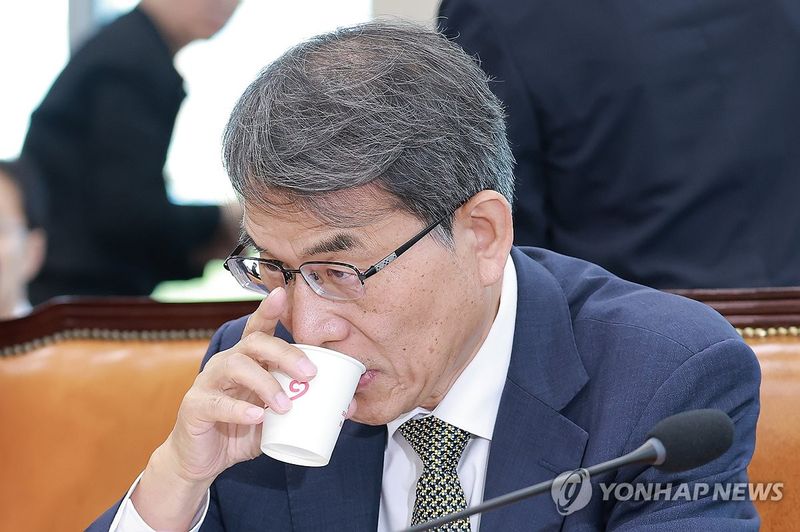 목 축이는 노태악 전 중앙선거관리위원장 (출처=연합뉴스)