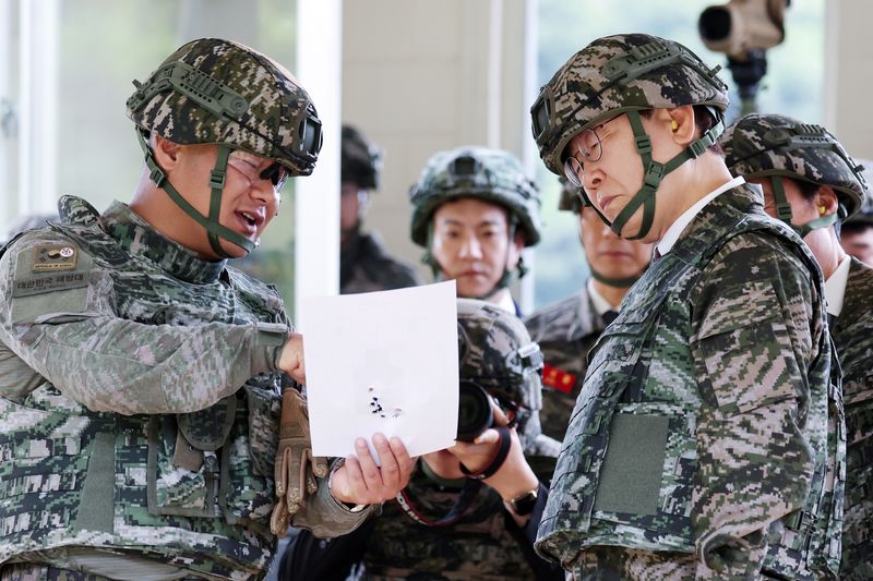 이재명 대통령이 6.25 전쟁일 주간 및 호국보훈의 달을 맞아 24일 인천 옹진군 해병대 연평부대를 방문해 K2C1 소총 사격을 마친 뒤 표적지 확인을 하고 있다. 뉴시스