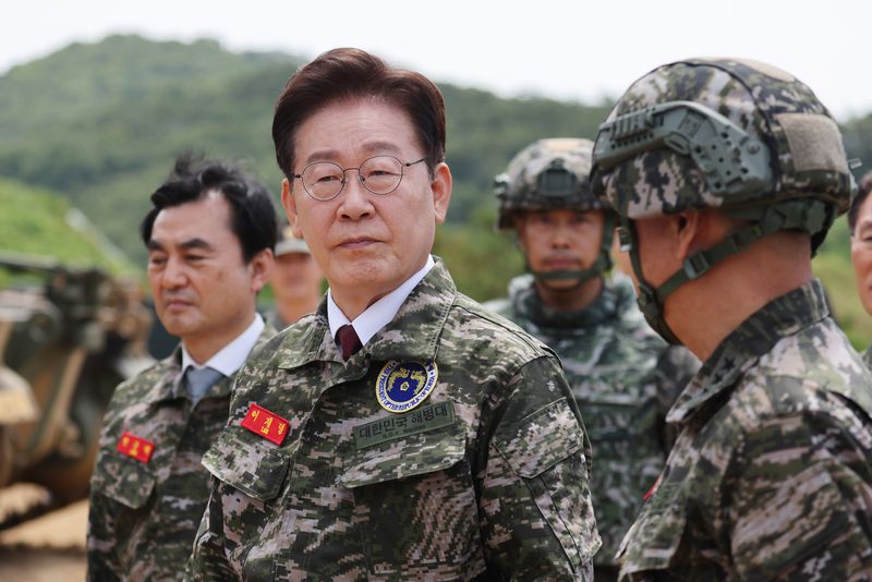 이재명 대통령이 24일 인천 옹진군 연평도 연평부대에서 관계자로부터 K-9 자주포에 대한 설명을 듣고 있다. 뉴스1