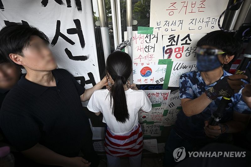 잠실 핸드볼경기장 진입 저지하는 시위 참가자 (출처=연합뉴스)