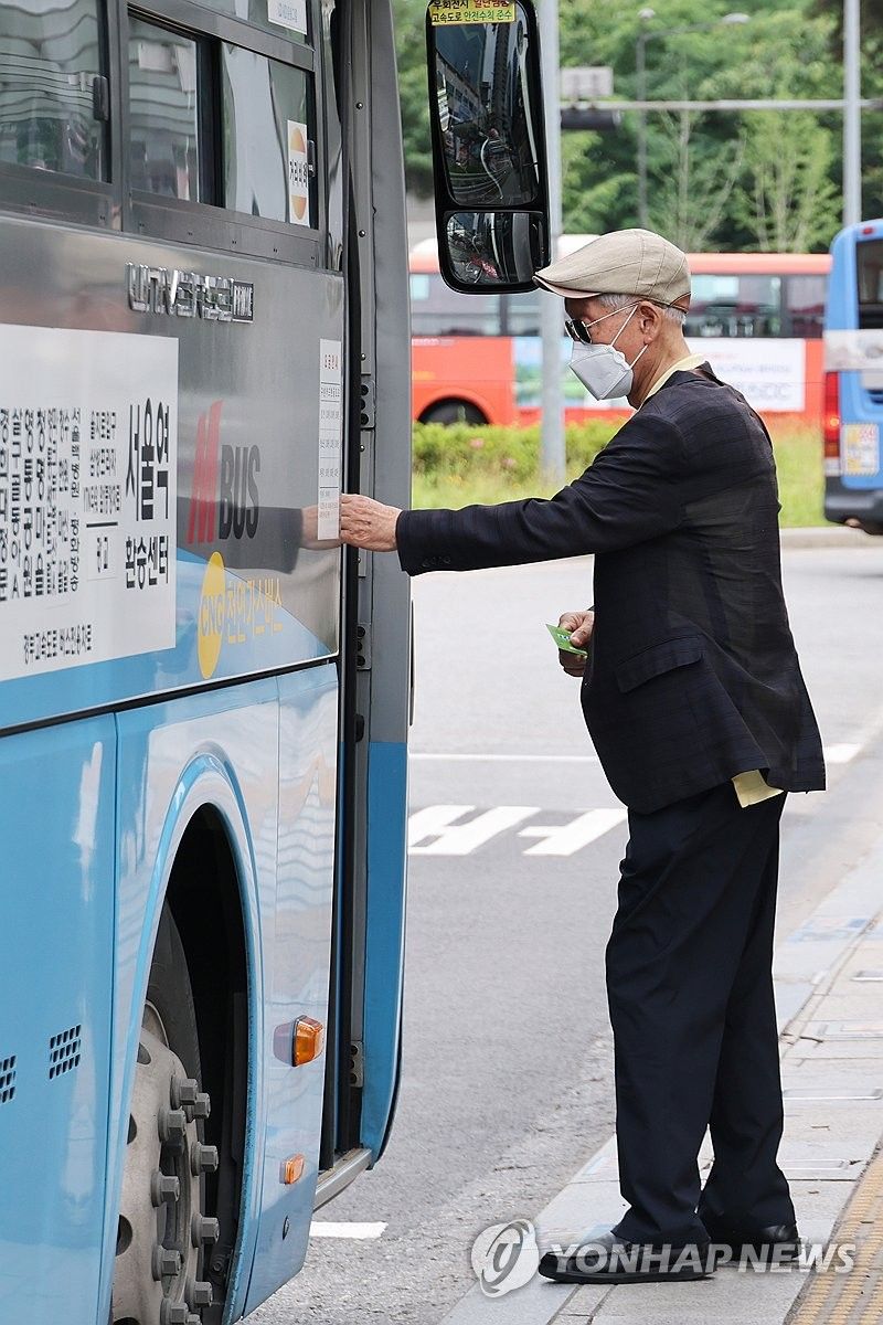 서울 70세 이상 버스비 지원조례 통과 (출처=연합뉴스)